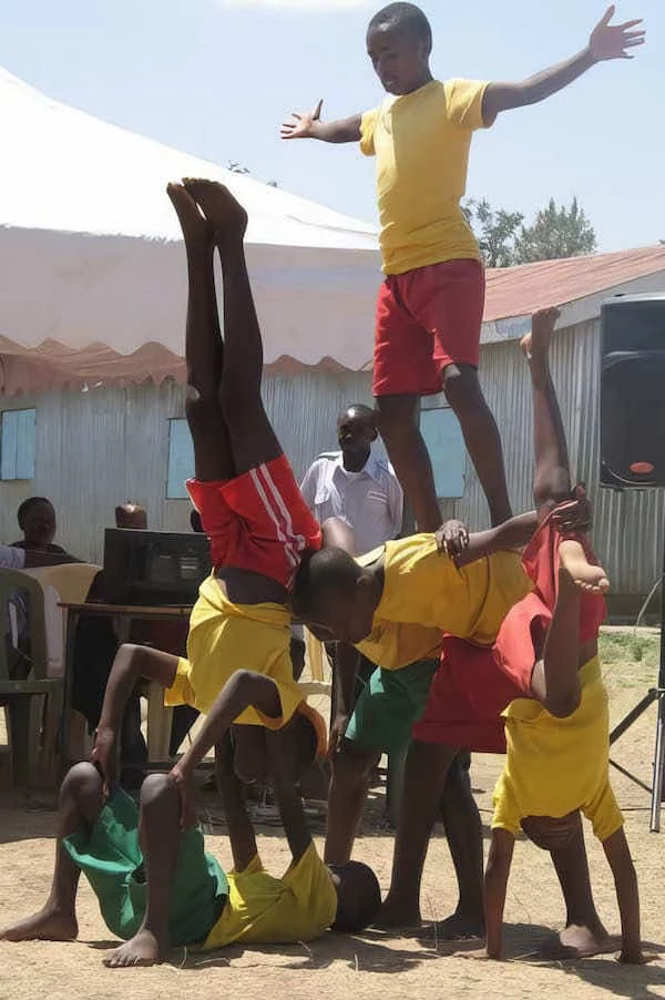 Des jeunes de Boys Town Africa réunis dans la cour