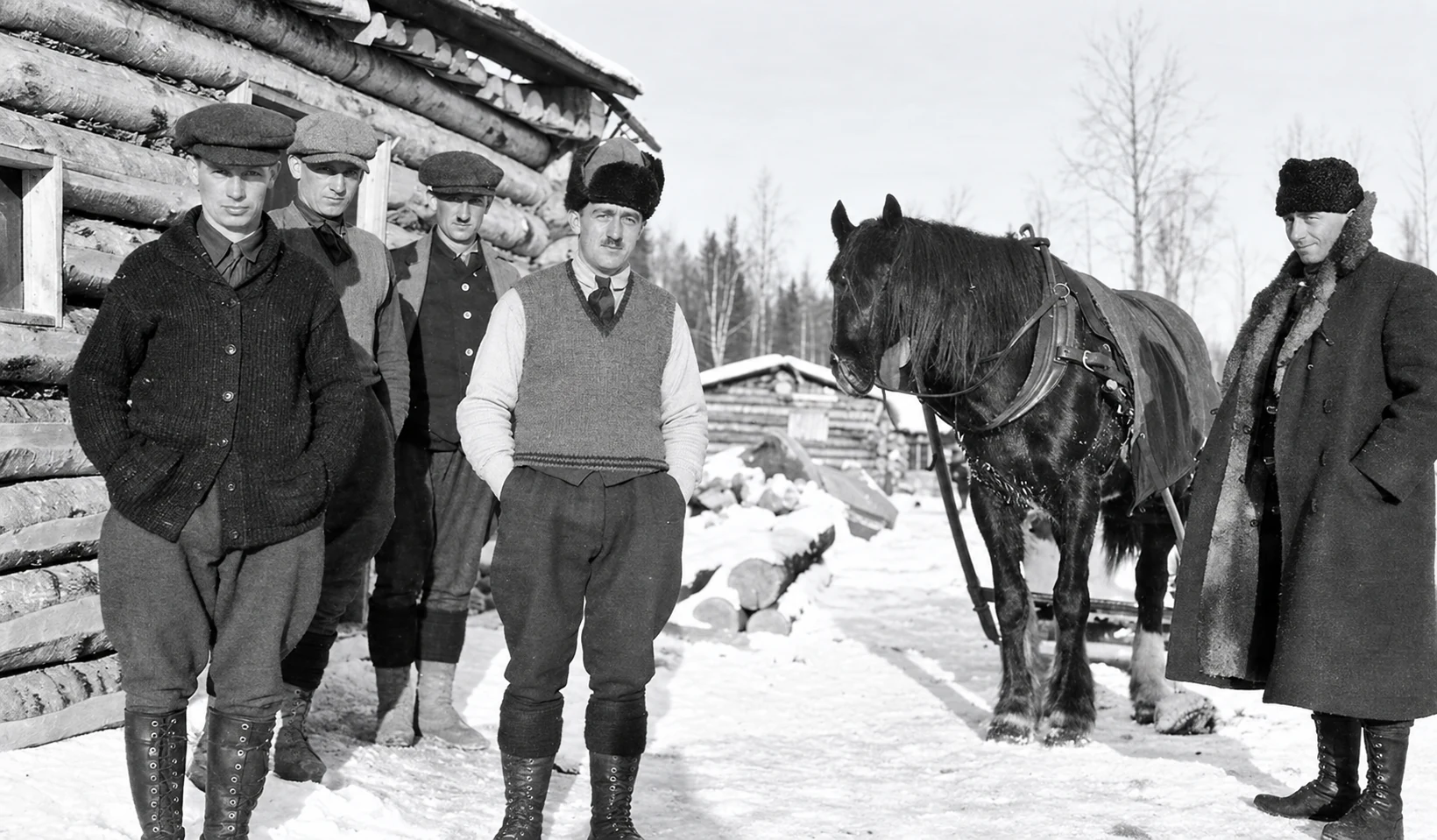 Missionnaires et cheval devant un camp forestier enneigé