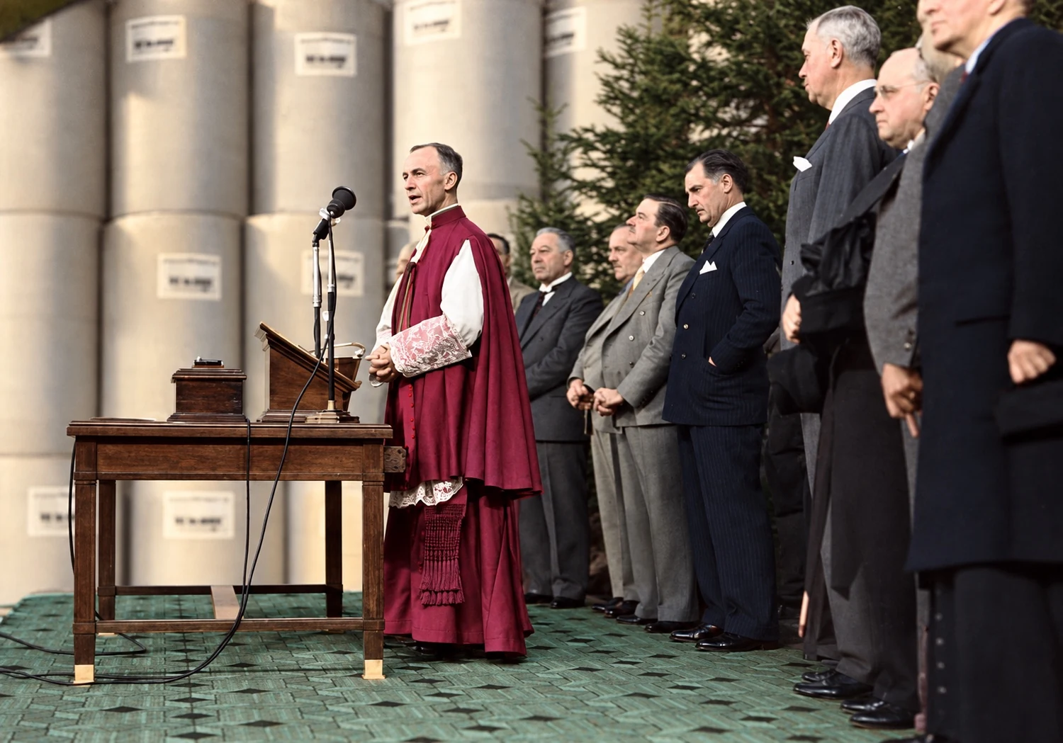 Mgr Napoléon-Alexandre Labrie prononce un discours lors d’une cérémonie, entouré de dignitaires