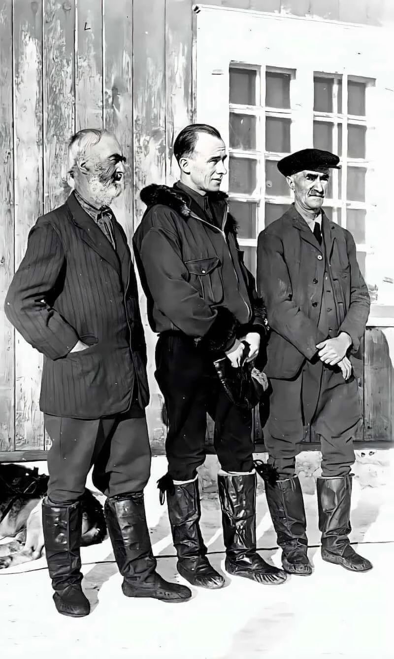 Mgr Labrie avec deux hommes sur la Côte-Nord