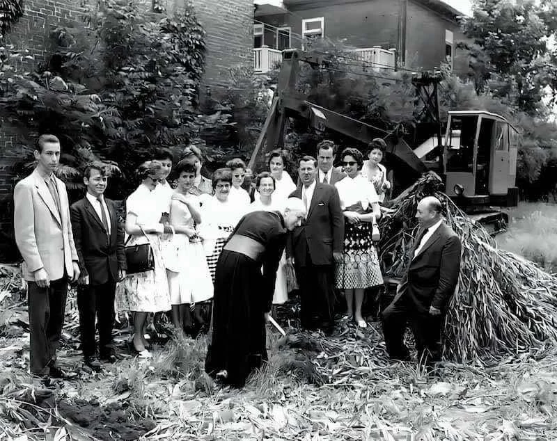 Mgr Labrie entouré de fidèles lors d’une cérémonie