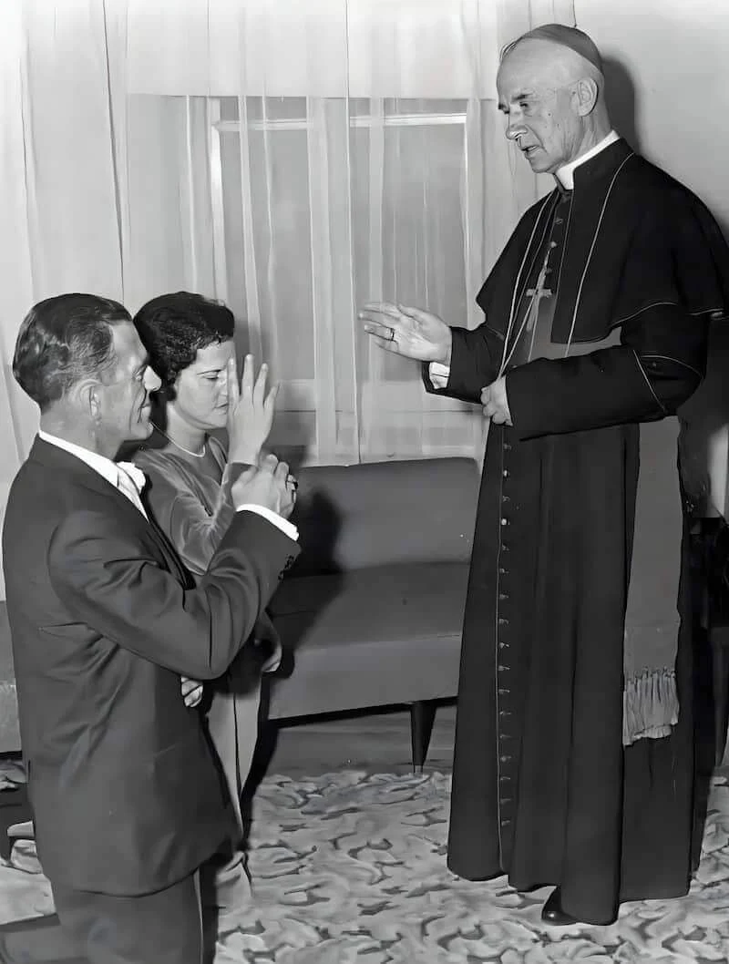 Mgr Labrie donnant sa bénédiction à un couple