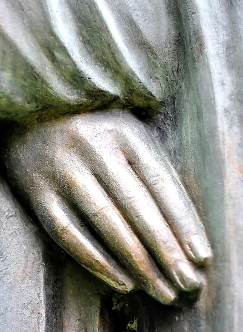 Détail des mains de Notre-Dame du Monde